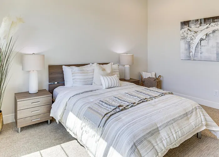 Upscale Oasis! Luxe Chandler Gem W/ Patio Holiday home *