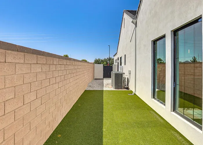 Upscale Oasis! Luxe Chandler Gem W/ Patio Holiday home *
