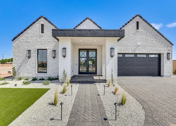 Upscale Oasis! Luxe Chandler Gem W/ Patio Holiday home *